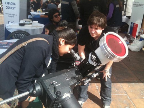 Niños observando en telescopio solar